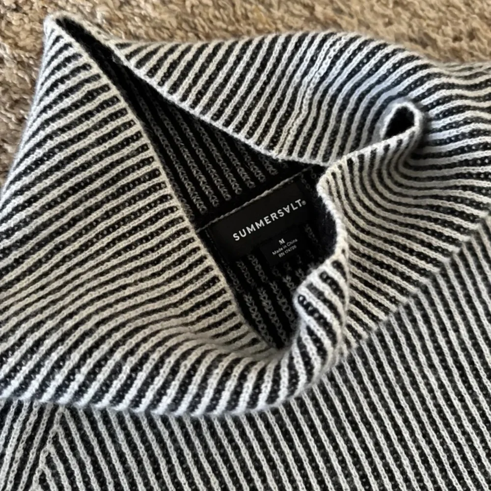 Summersalt Luxe Cashmere Blend Two Tone Sweater in Charcoal size Medium - Picture 9 of 12